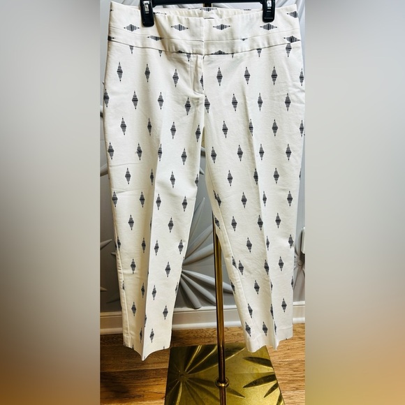 APT 9 SZ 12 black & white capri pants w/front zipper & 2 rear pockets, waist 36” - Picture 2 of 6